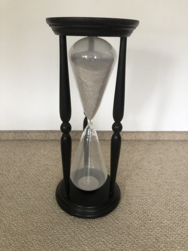 Sanduhr hoch - Sand rieselt durch