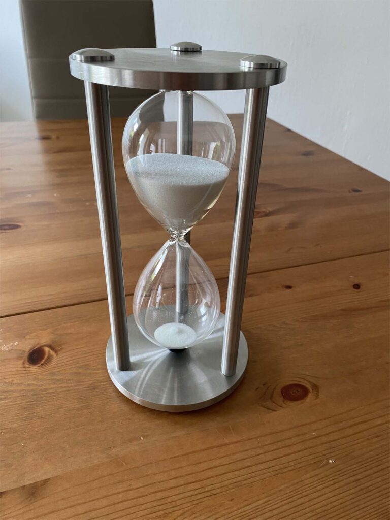 Sanduhr auf Holztisch