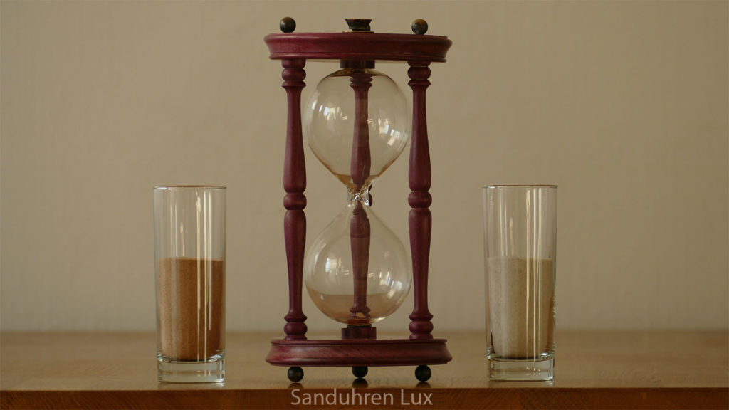 Sanduhr Hochzeit - beide fuellen verschiedenfarbigen Sand ein